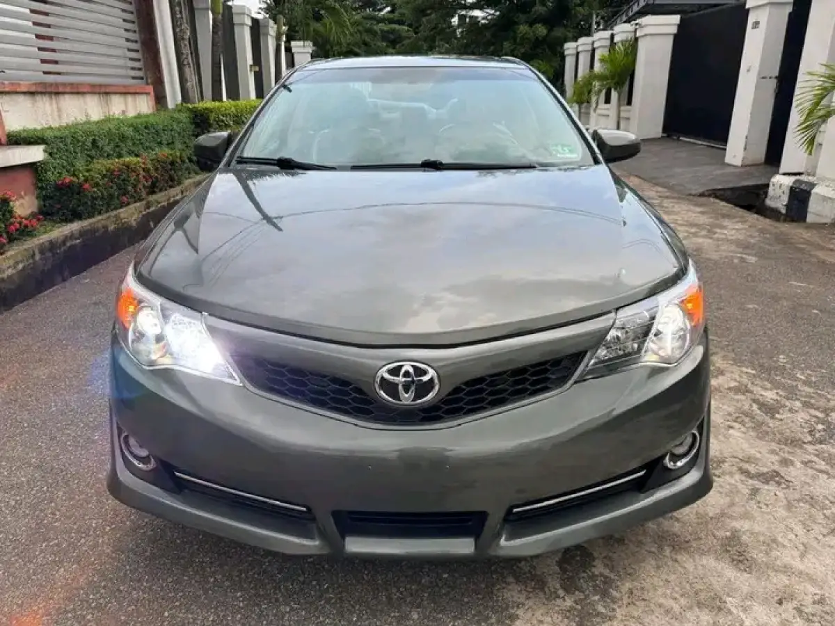 2013 TOYOTA CAMRY XLE (4PLUGS) - Image 1