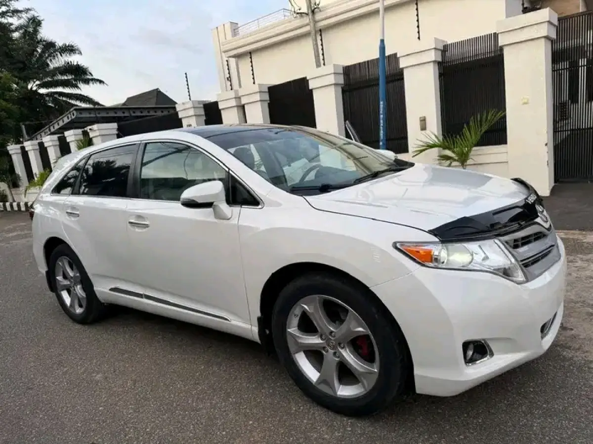 FOREIGN USED 2010 TOYOTA VENZA V6 - Image 2