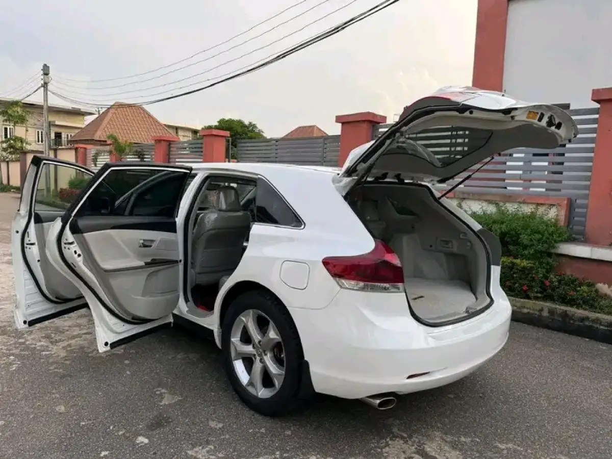 FOREIGN USED 2010 TOYOTA VENZA V6 - Image 10
