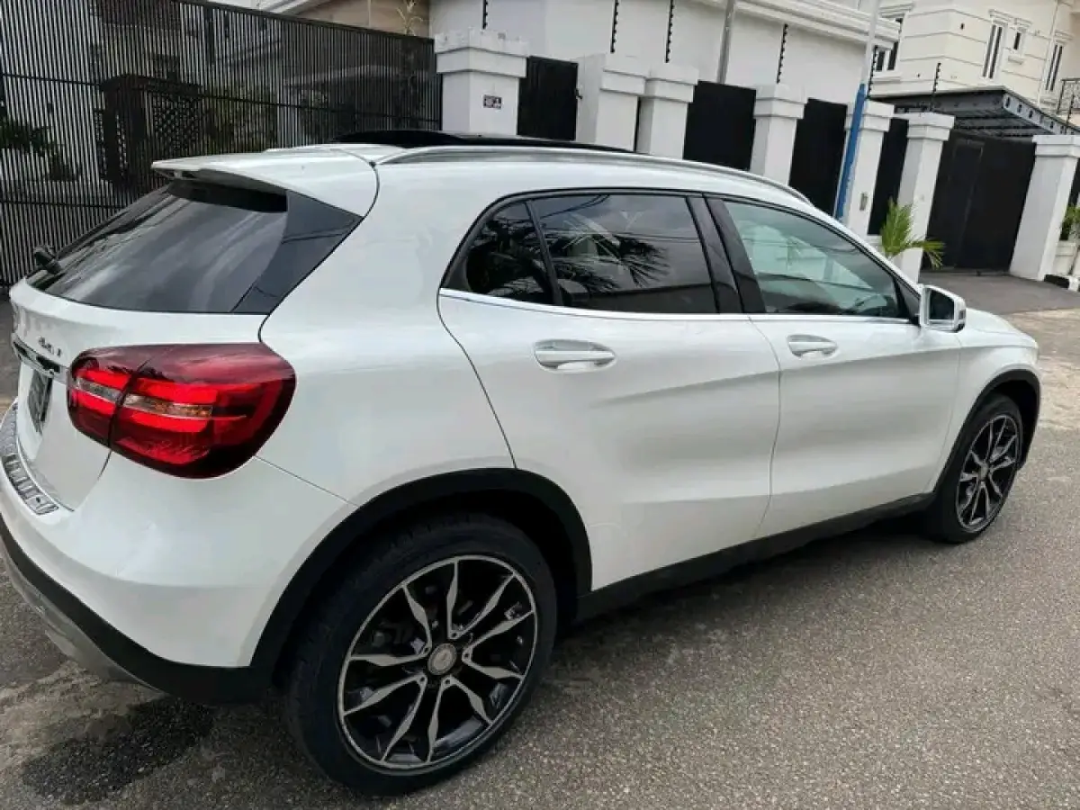 2017 MERCEDES BENZ GLA 250 - Image 4