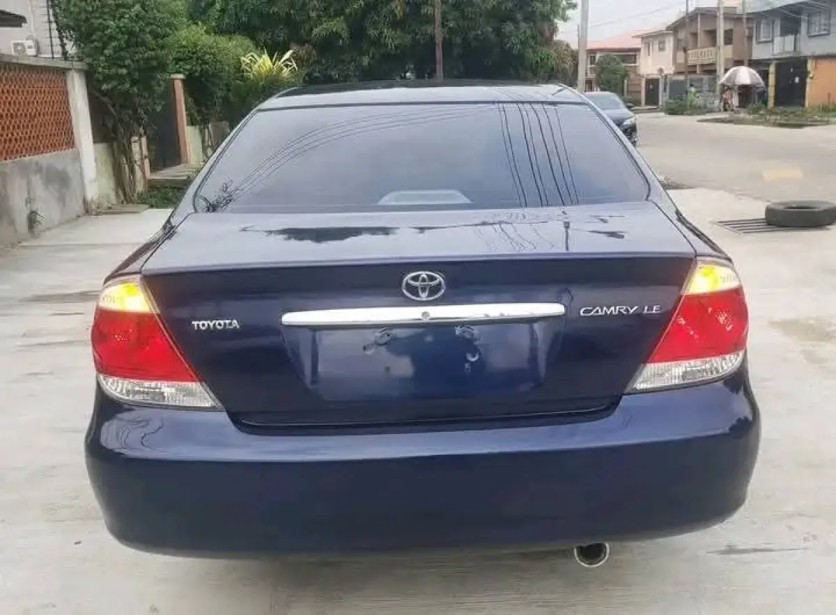 Foreign used Toyota Camry Le - Image 2