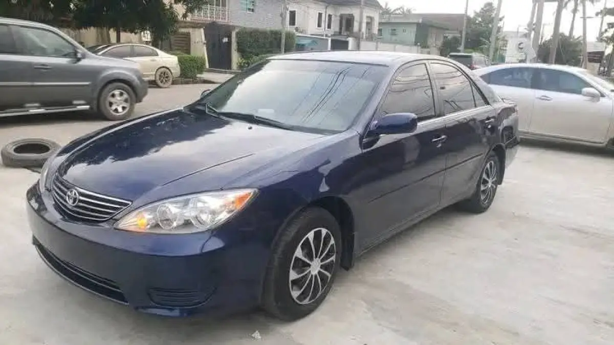 Foreign used Toyota Camry Le - Image 3