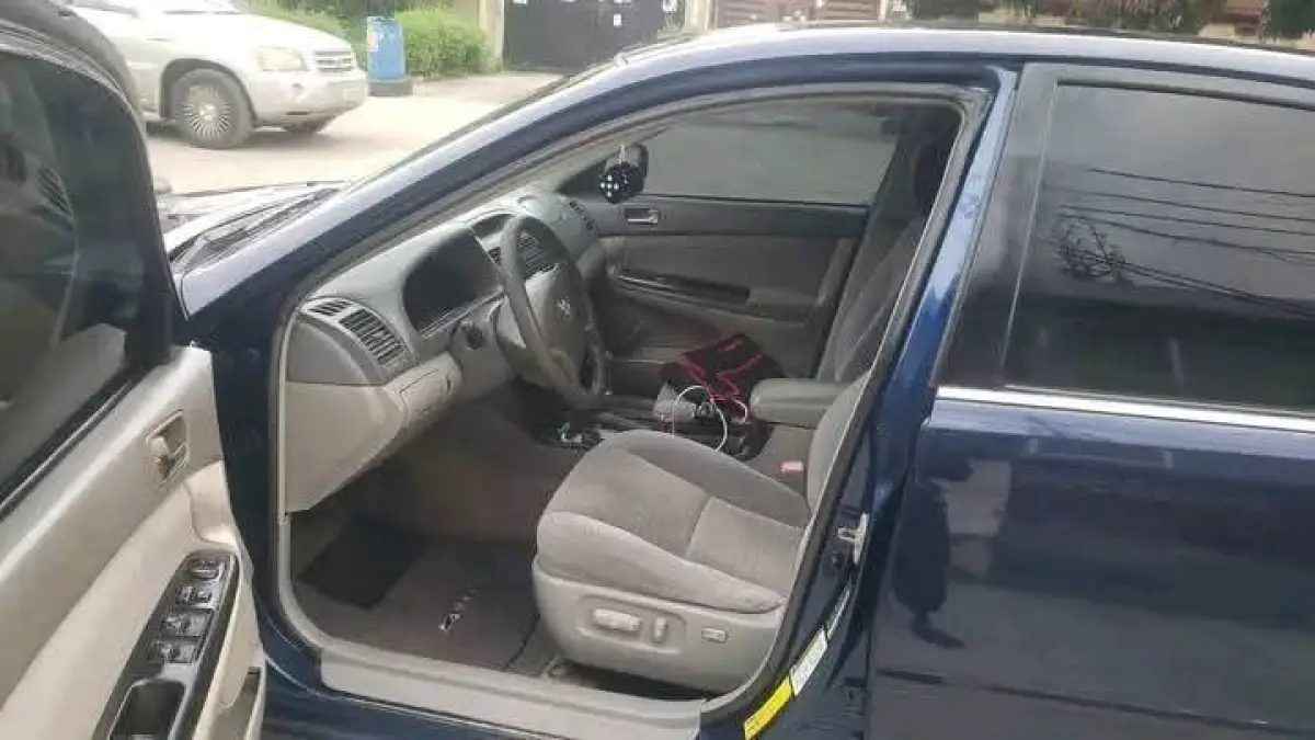 Foreign used Toyota Camry Le - Image 10