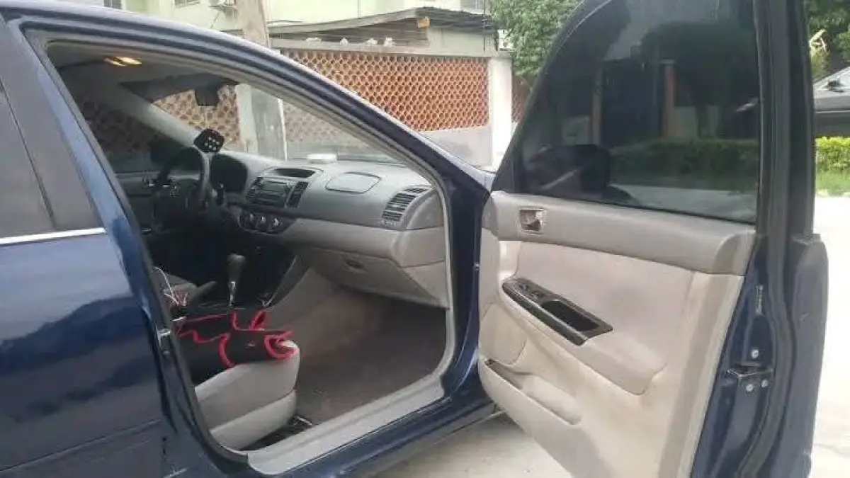 Foreign used Toyota Camry Le - Image 11