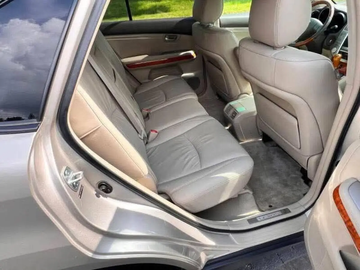 Foreign used Lexus Rx 330 - Image 2