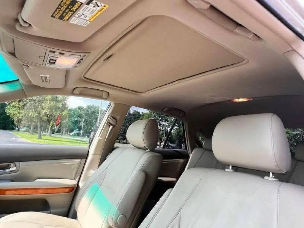 Foreign used Lexus Rx 330 - Image 3