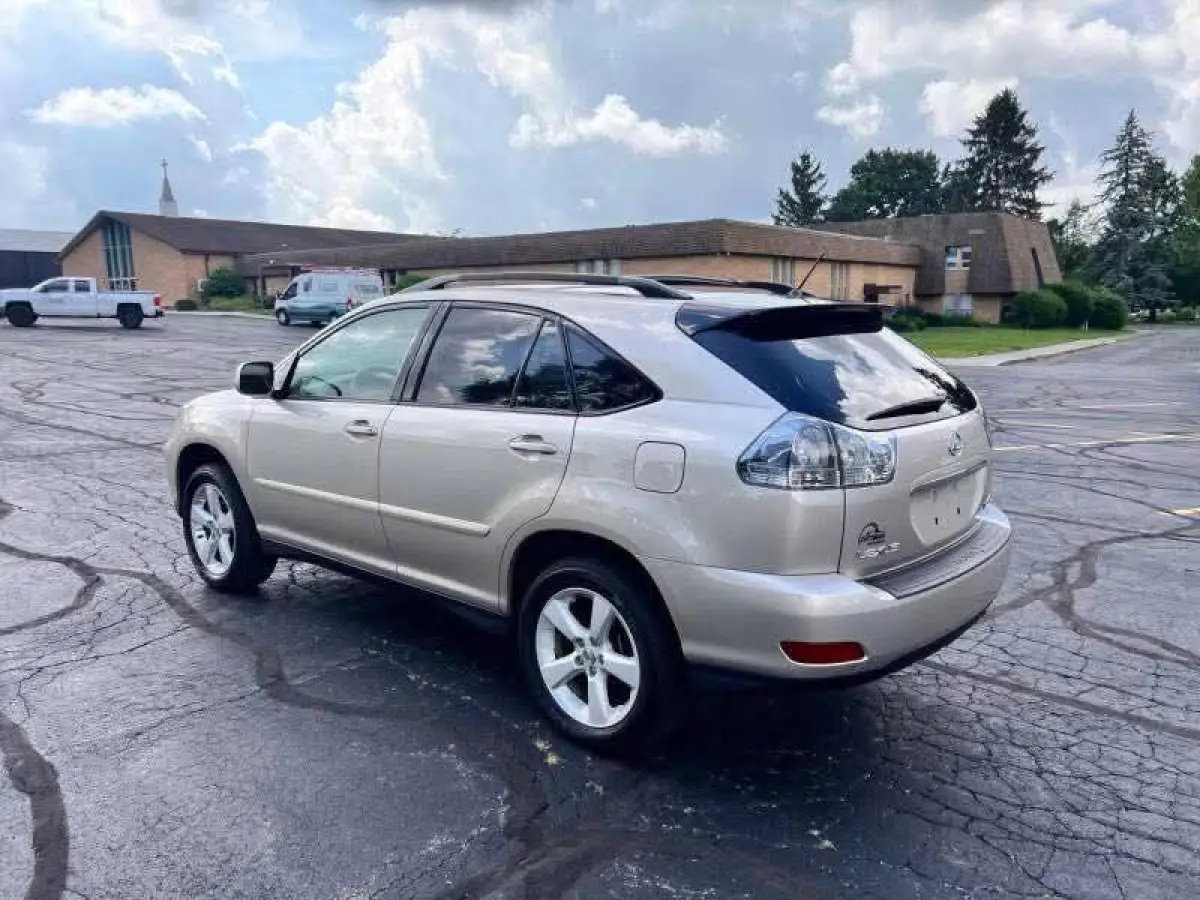 Foreign used Lexus Rx 330 - Image 9