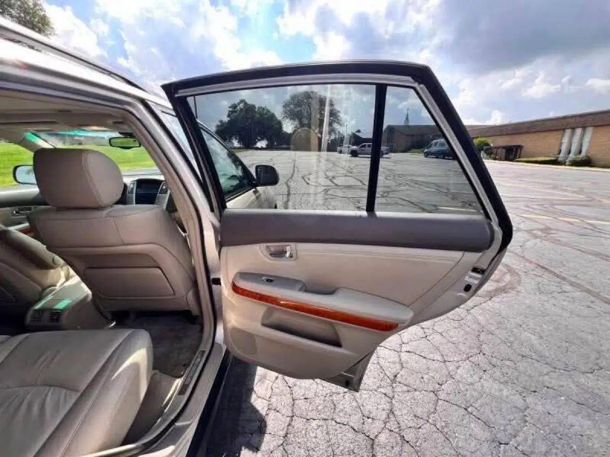 Foreign used Lexus Rx 330 - Image 10