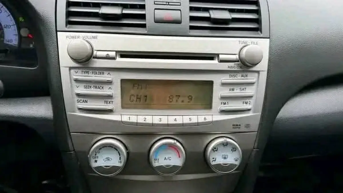 2011 Toyota Camry - Image 11