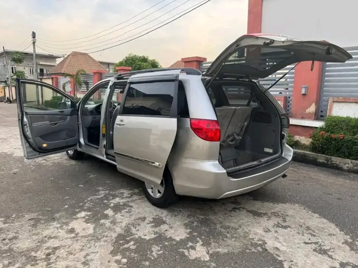 2006 Toyota Sienna - Image 9