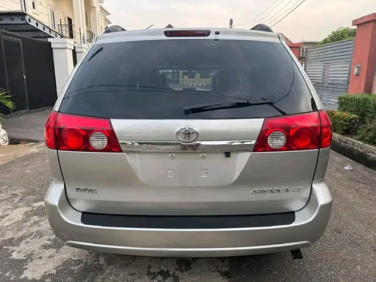2006 Toyota Sienna - Image 13