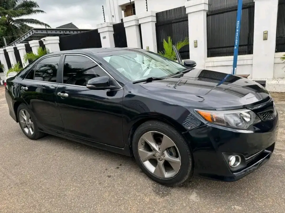 2014 Toyota Camry SE (6Plugs) - Image 2