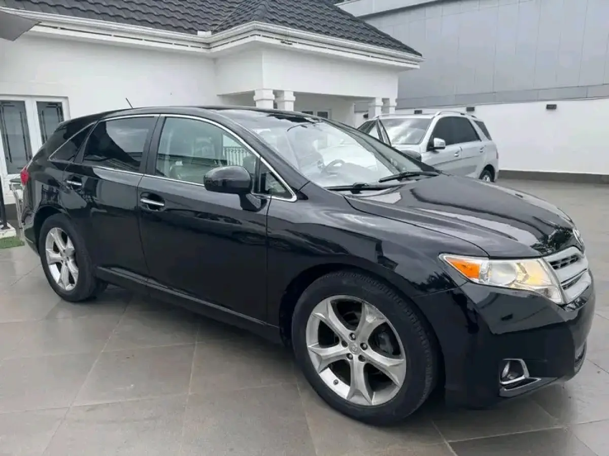 2010 Toyota Venza - Image 2