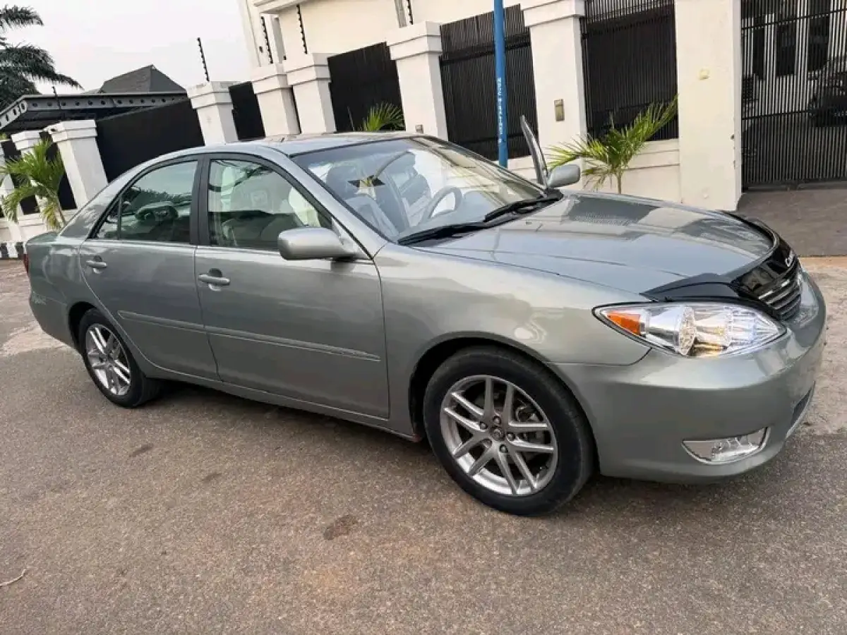2005 Toyota Camry V6 - Image 2