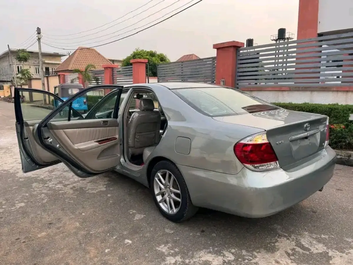 2005 Toyota Camry V6 - Image 5