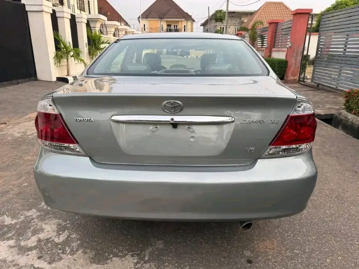 2005 Toyota Camry V6 - Image 13