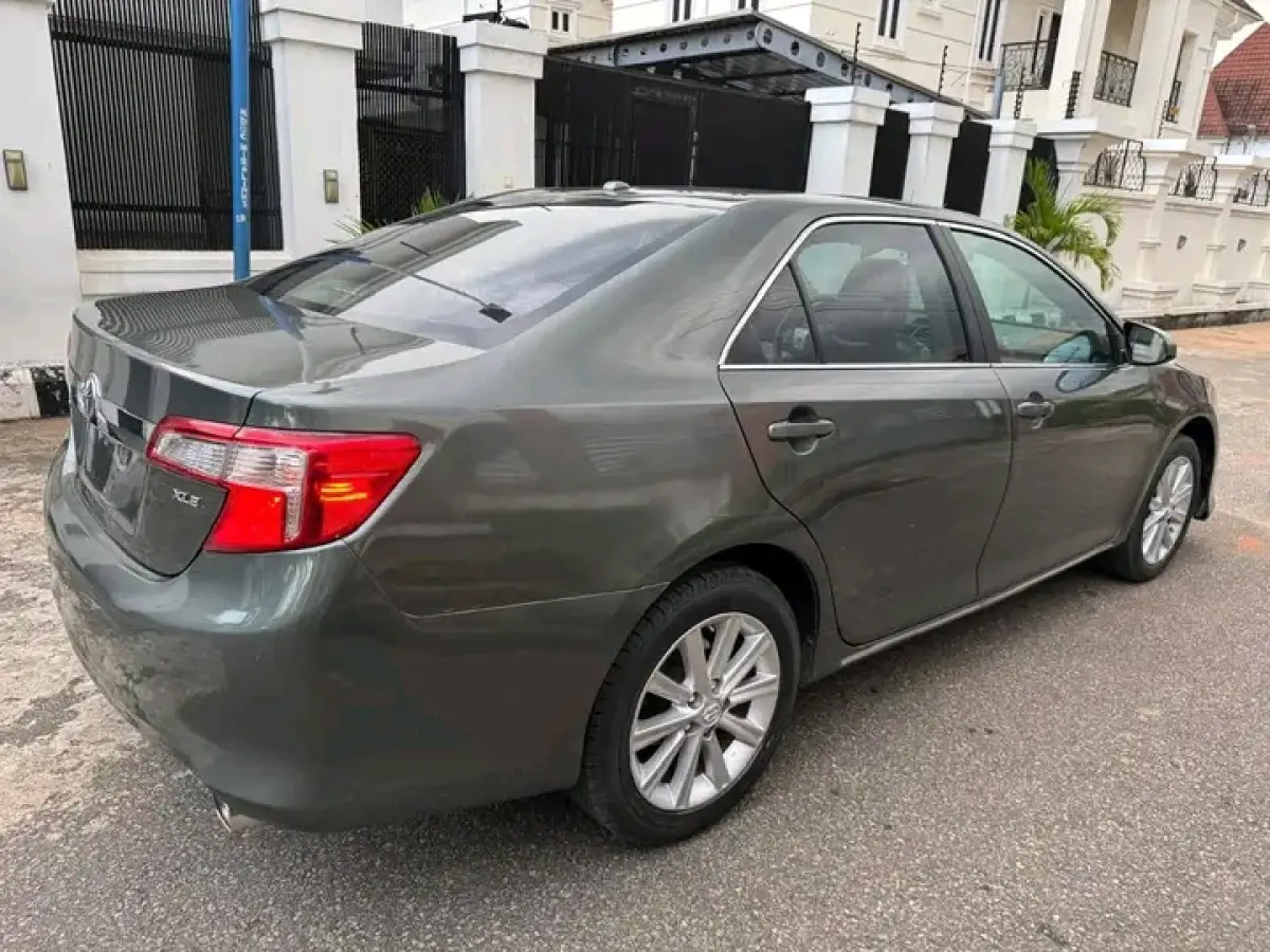 2013 Toyota Camry XLE - Image 5
