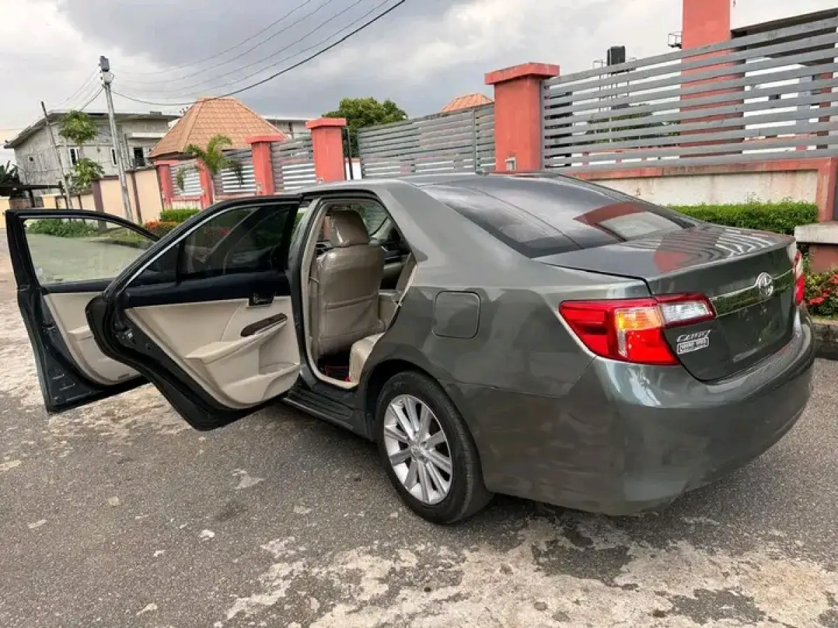 2013 Toyota Camry XLE - Image 6