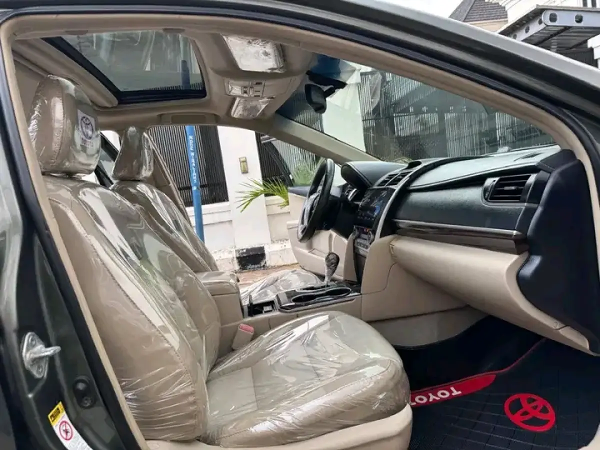 2013 Toyota Camry XLE - Image 10