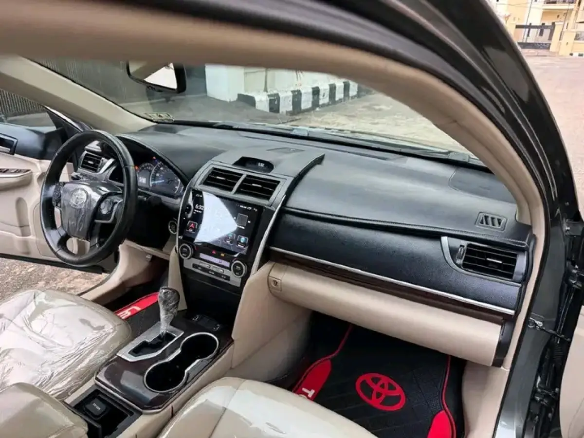 2013 Toyota Camry XLE - Image 11