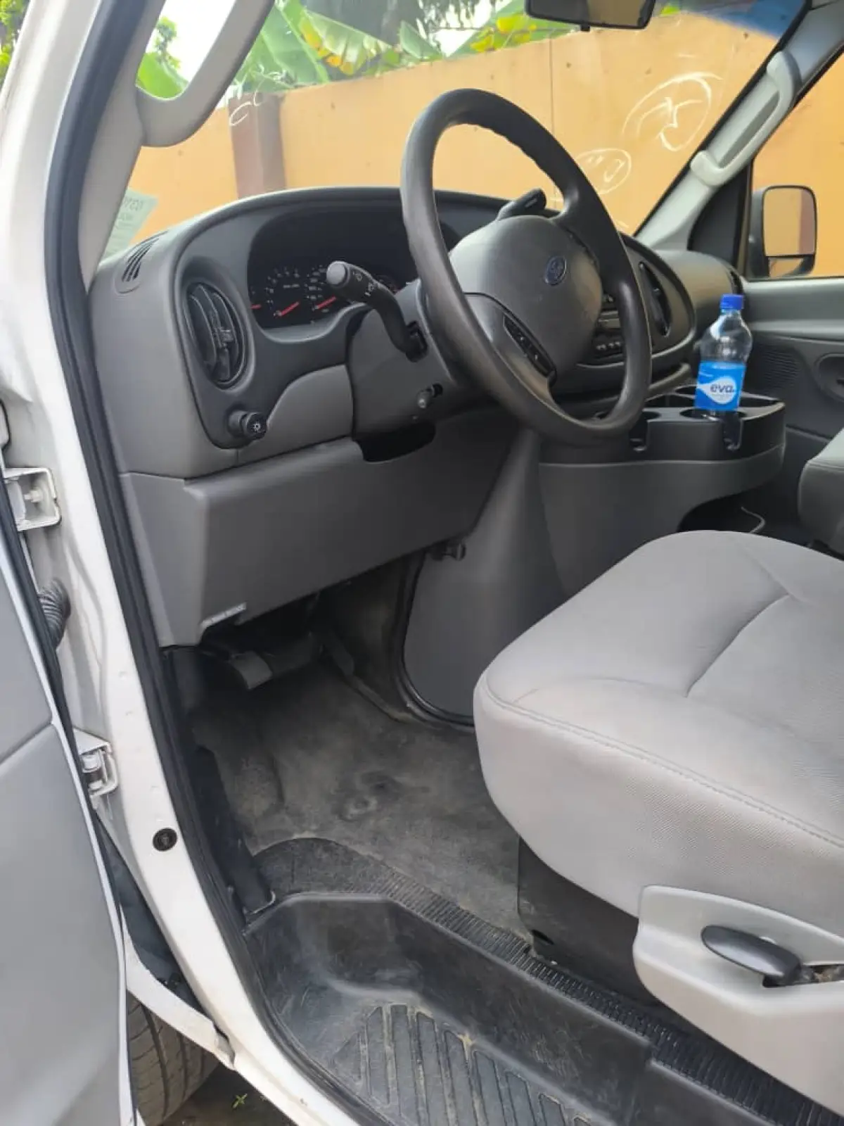 TOKS FORD ECONOLINE E-350 2005 MODEL - Image 4