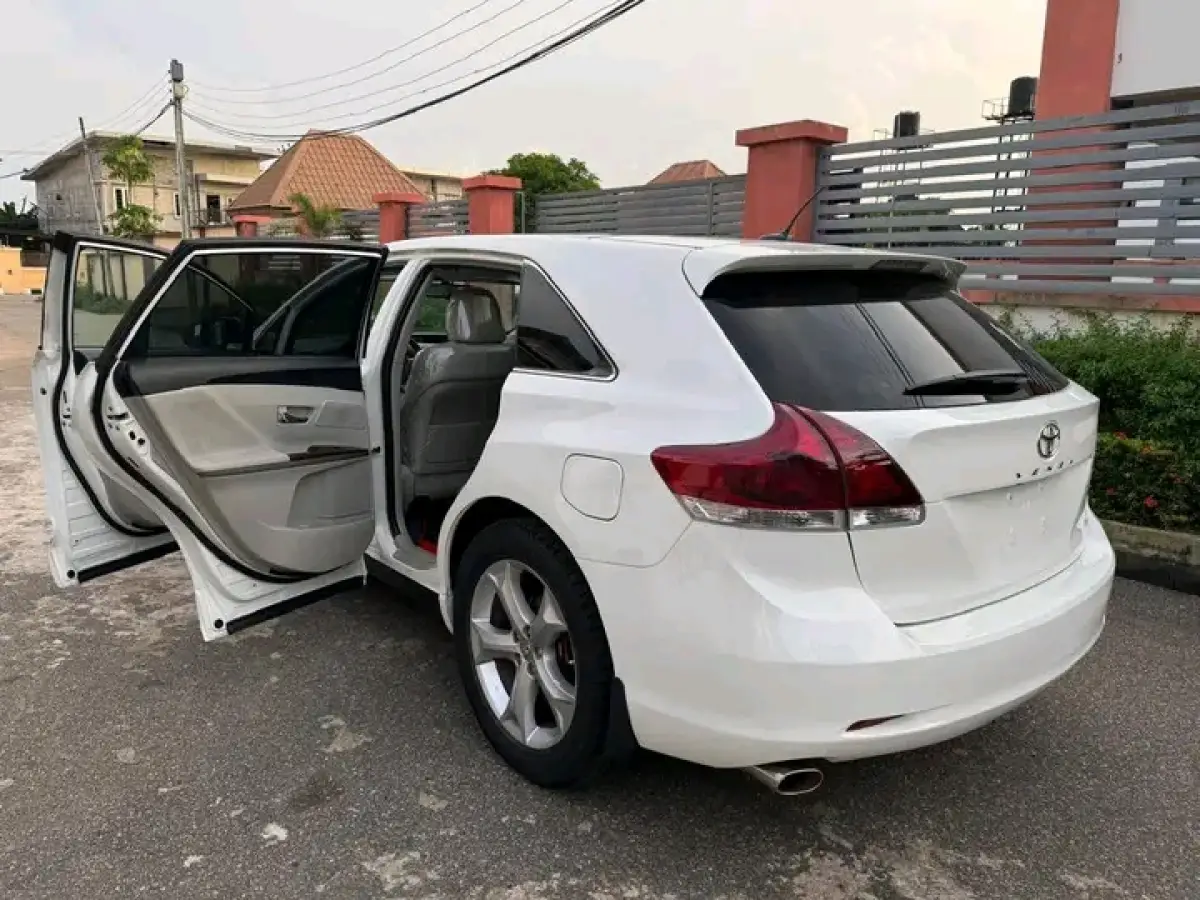 2010 Foreign Used Toyota Venza - Image 5