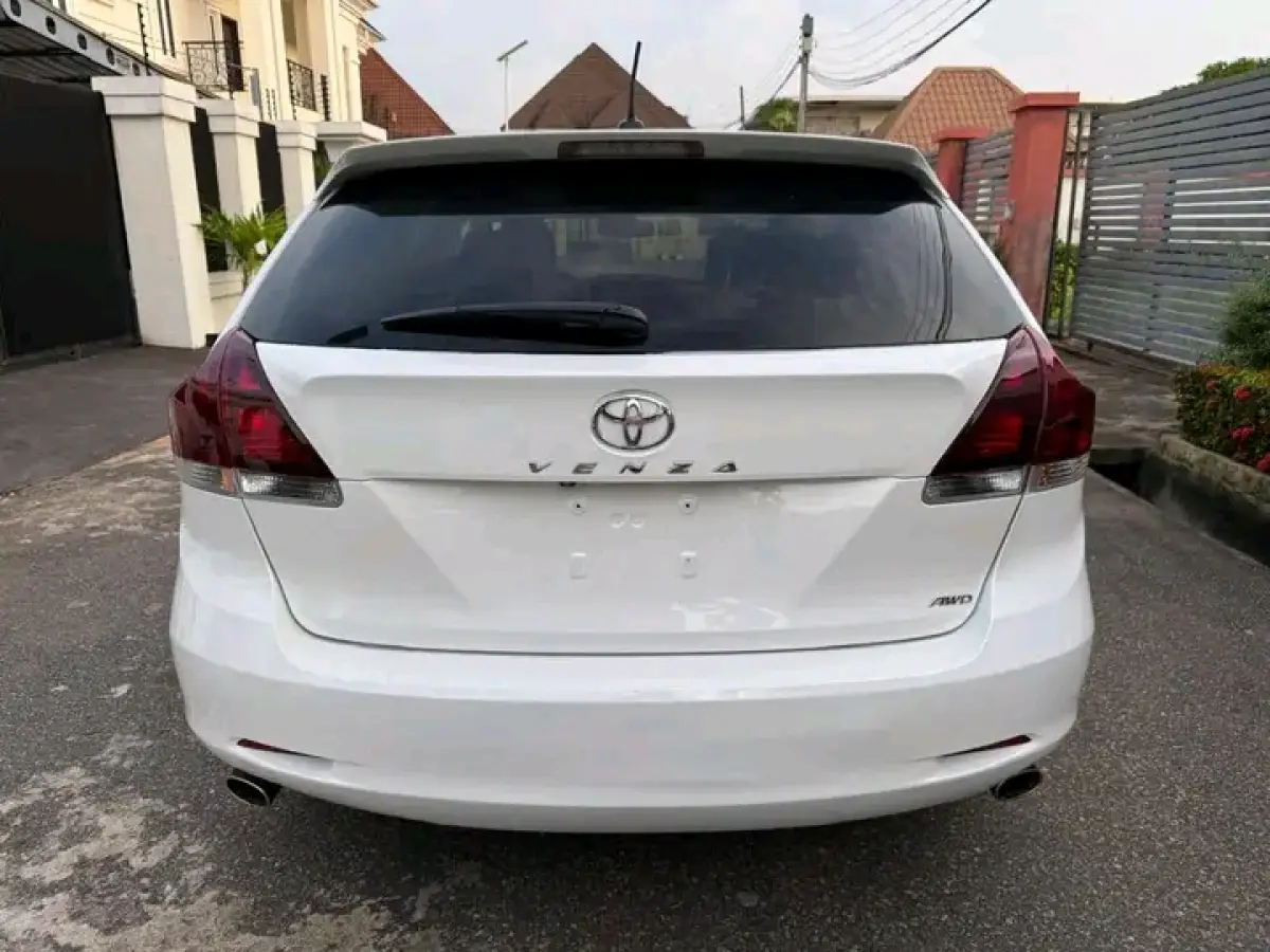 2010 Foreign Used Toyota Venza - Image 14