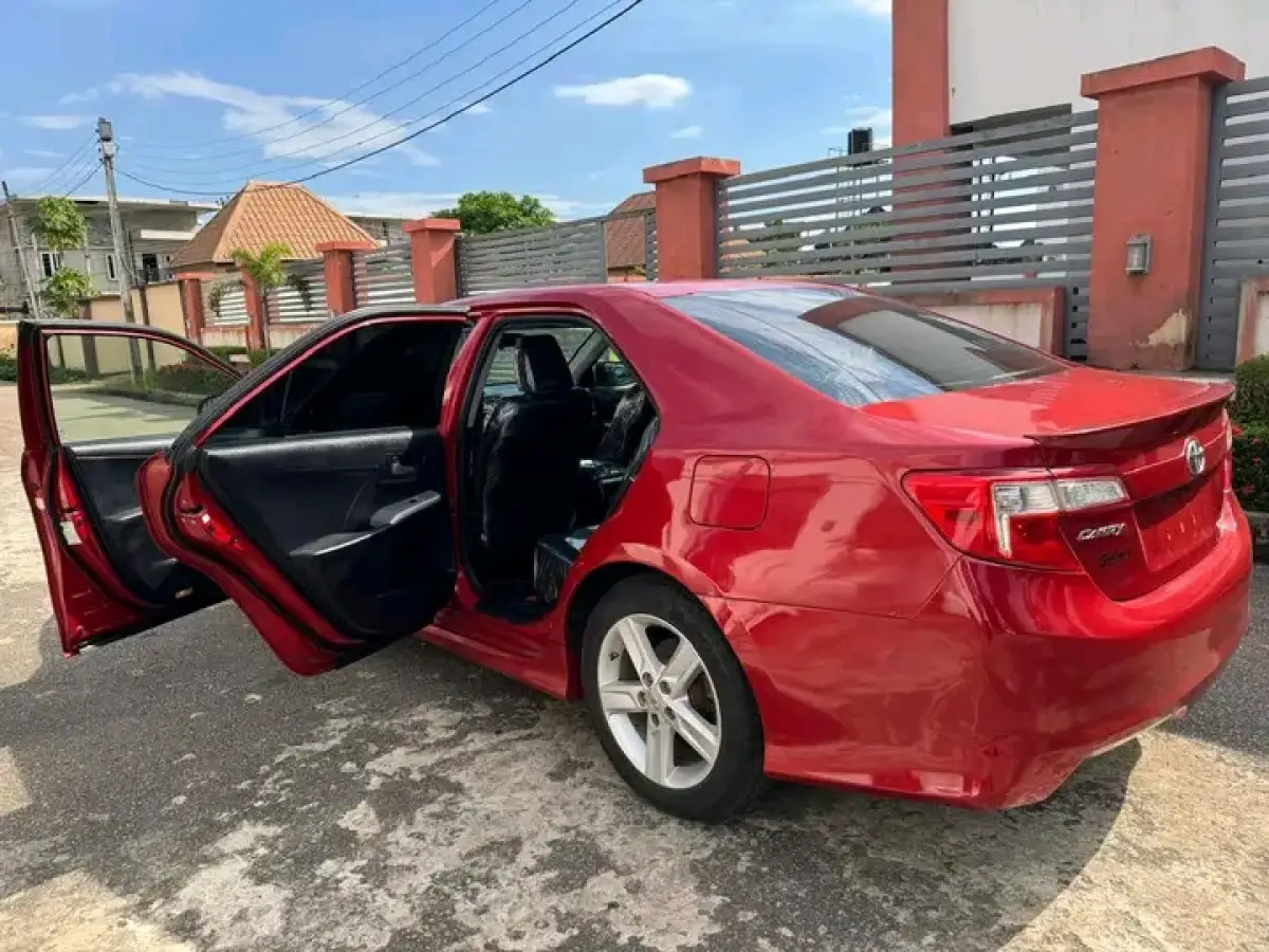 2012 Toyota Camry SE - Image 11