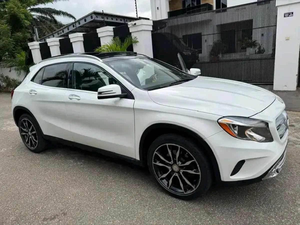 2017 Mercedes Benz GLA 250 - Image 2