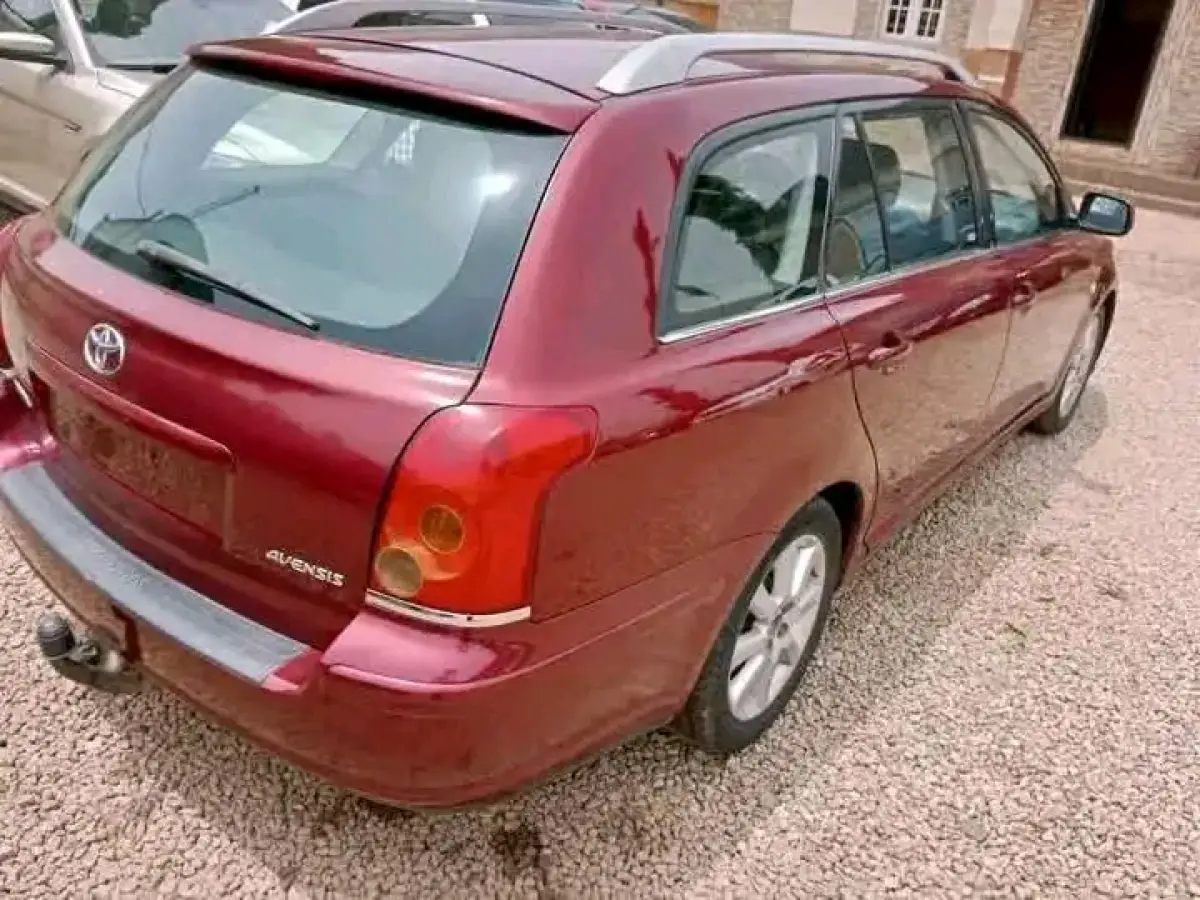 Toyota Avensis - Image 2