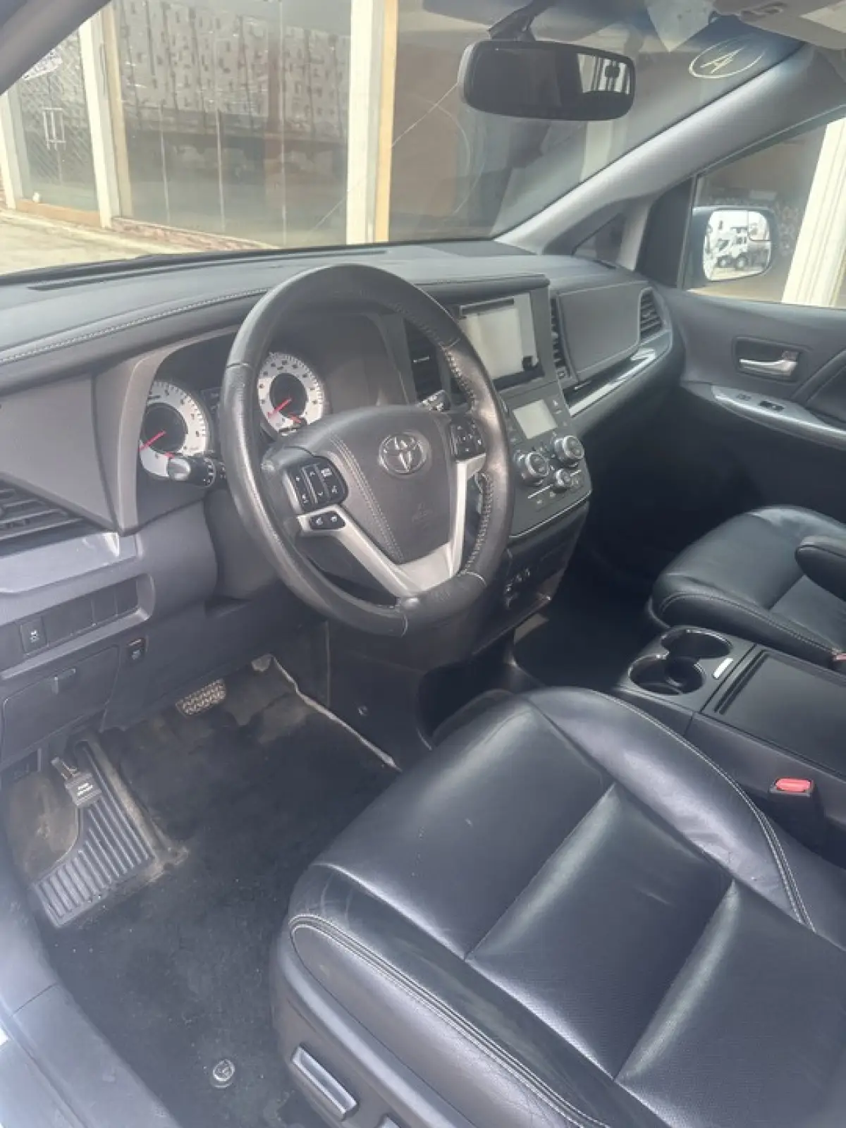 2017 Toyota Sienna - Autos - Image 2