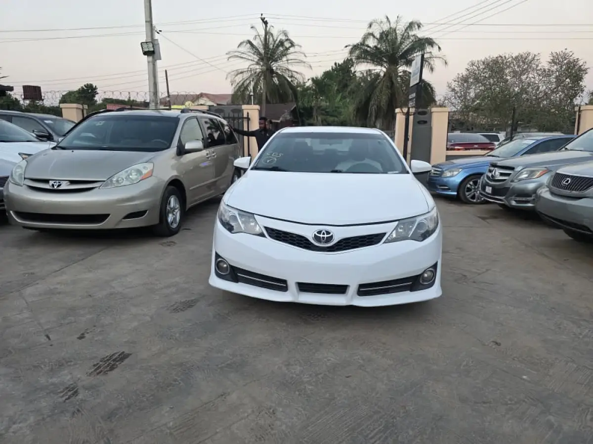 Toyota Camry 2013 SE Belgium 4plug - Image 1