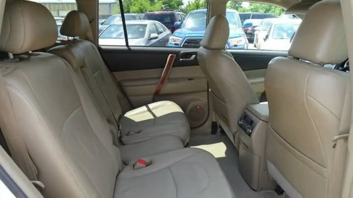 Foreign used Toyota Highlander 2010 - Image 4