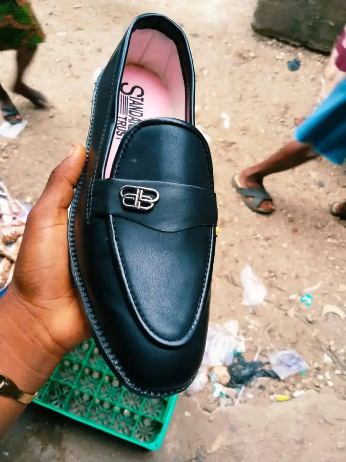 First Class UK Grade AA Bale of Shoes - Image 1