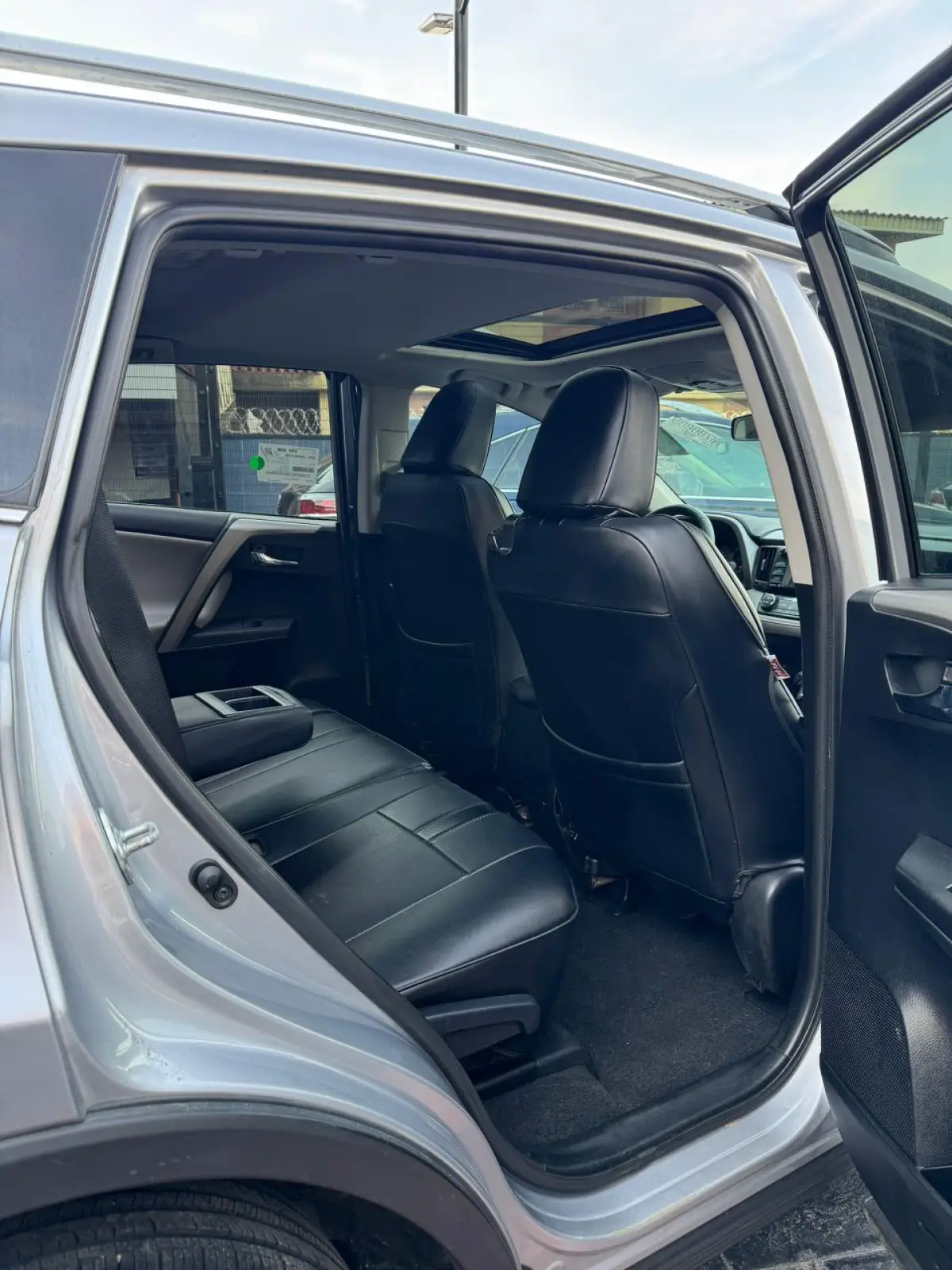 Spotless 2016 Tokunbo Rav4 XLE - Image 3
