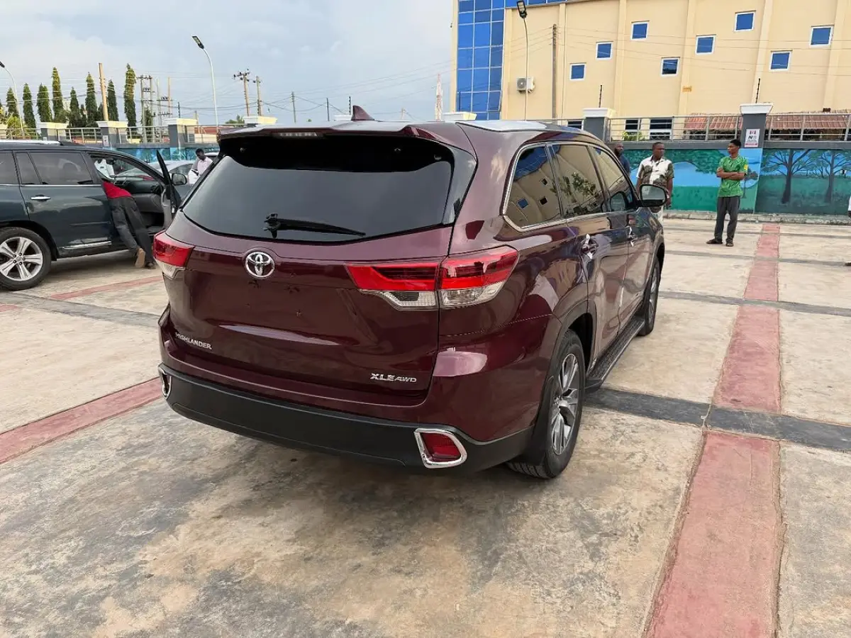 2015 Toyota Highlander - Image 2