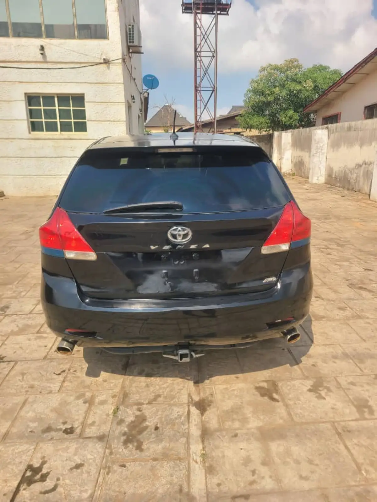 Clean Toyota venza - Image 2