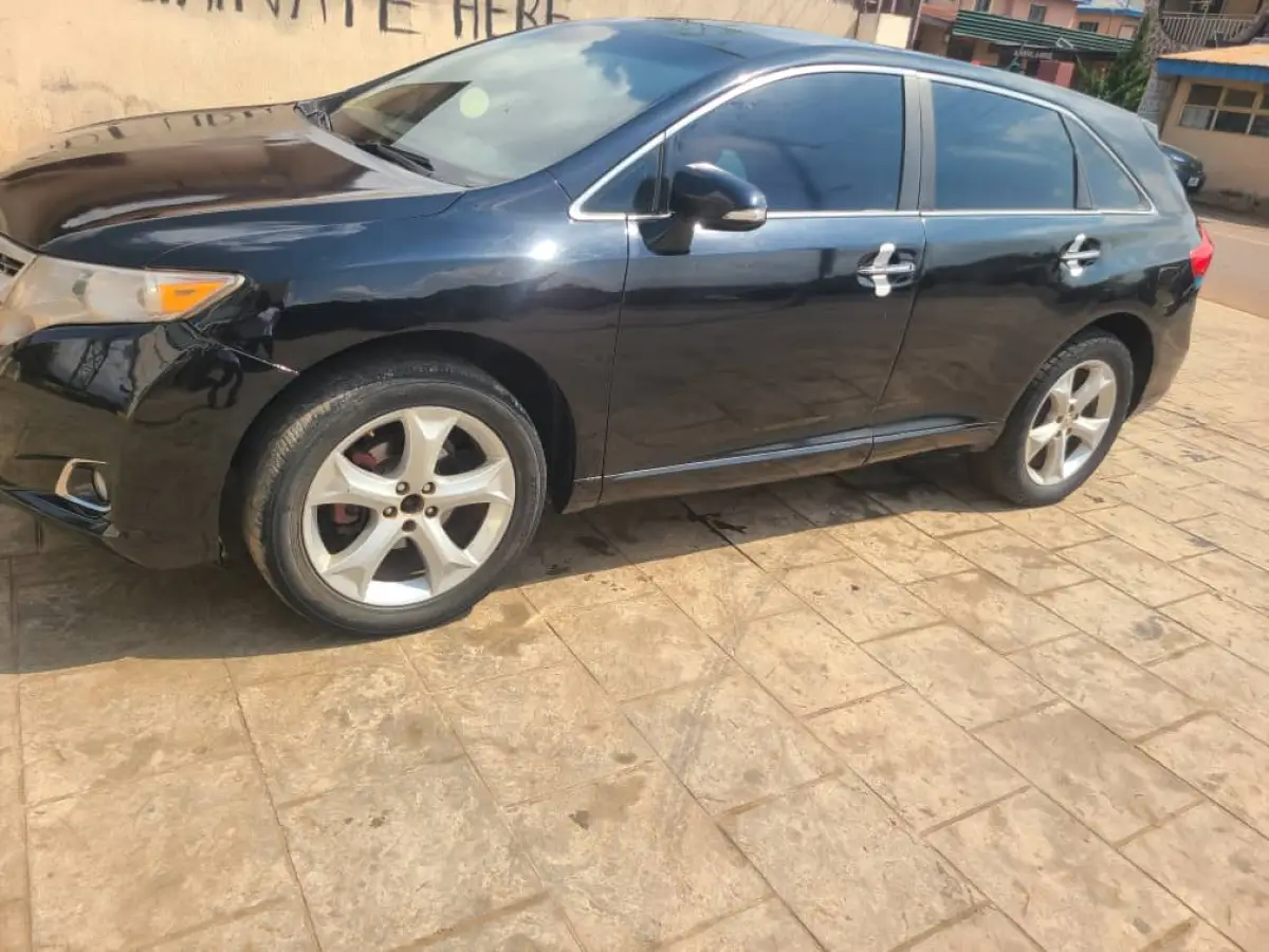 Clean Toyota venza - Image 3