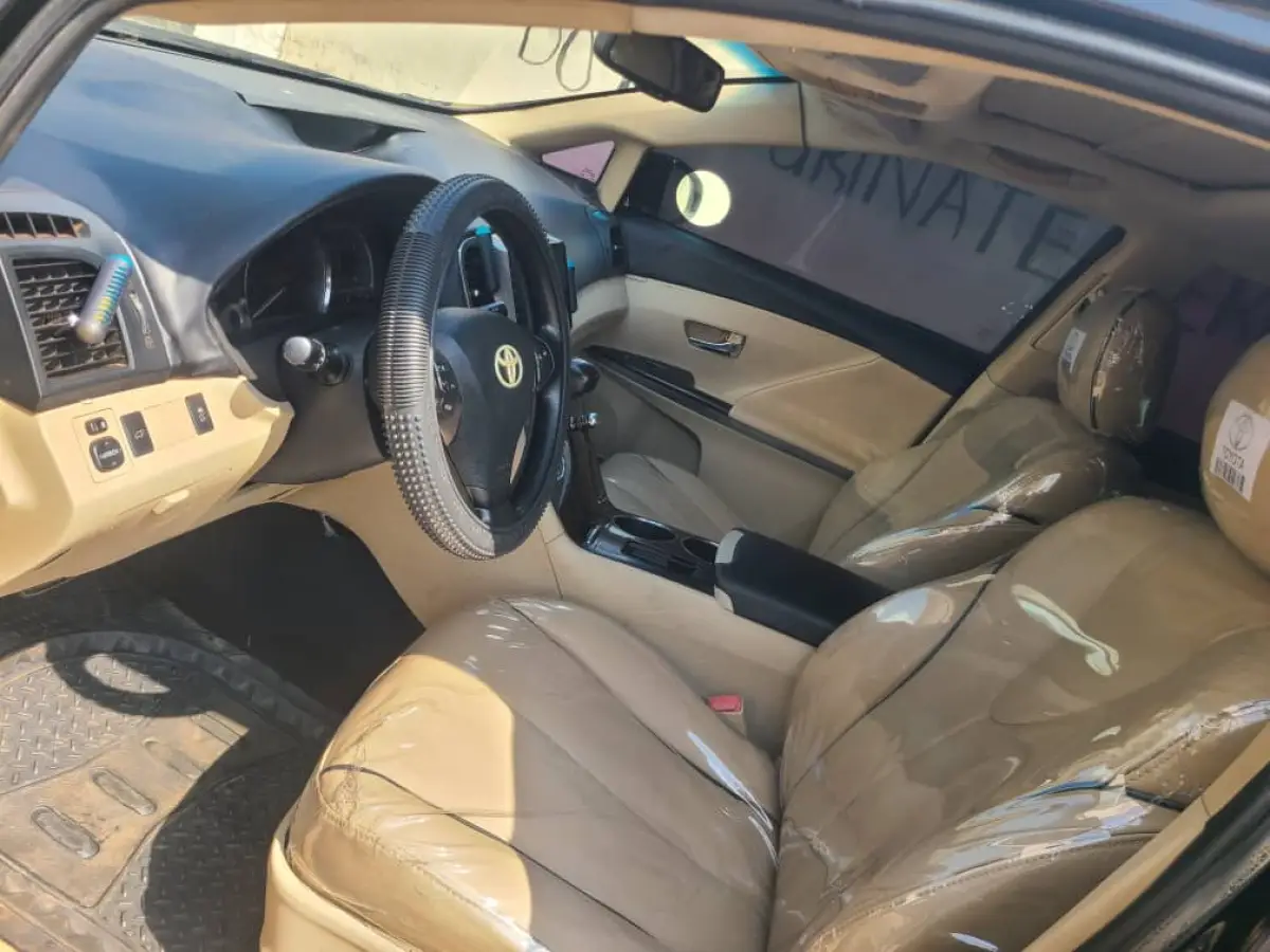 Clean Toyota venza - Image 4