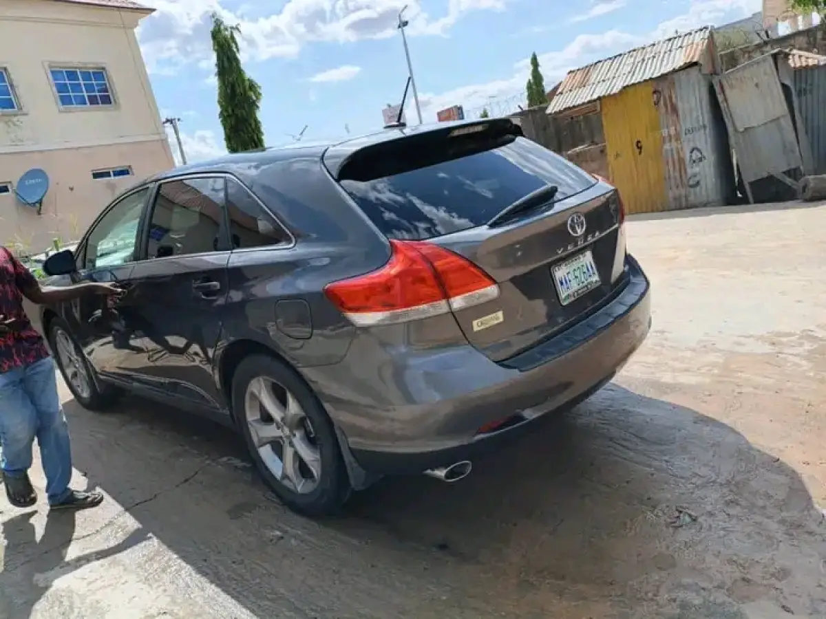 2010 Toyota Venza - Image 2