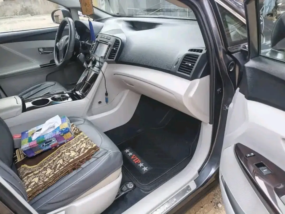 2010 Toyota Venza - Image 10