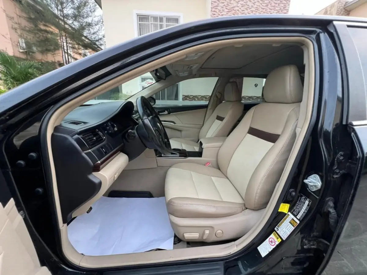 Direct Tokunbo Toyota Camry 2014 XLE - Image 2