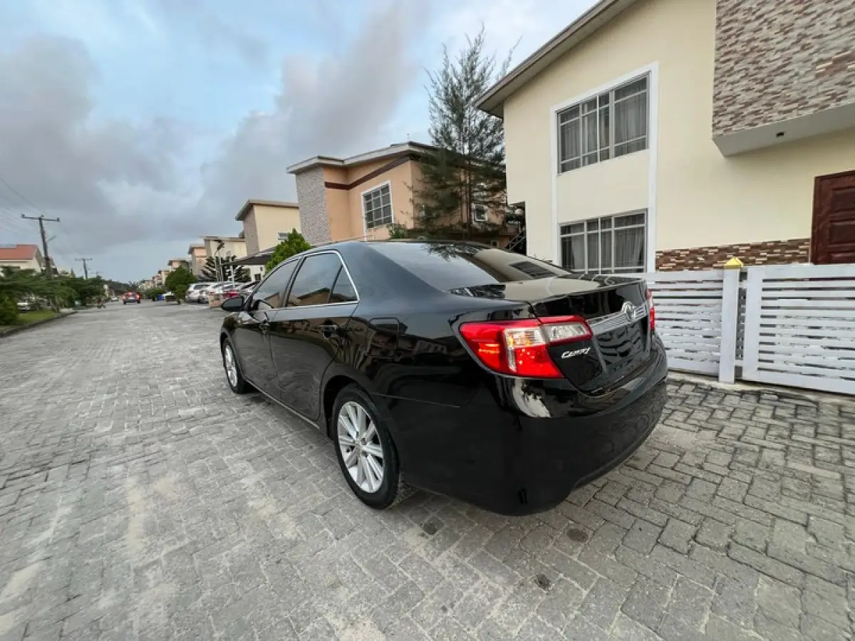 Direct Tokunbo Toyota Camry 2014 XLE - Image 4