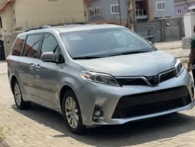 CLEAN 2017 SIENNA XLE