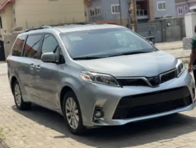 CLEAN 2017 SIENNA XLE