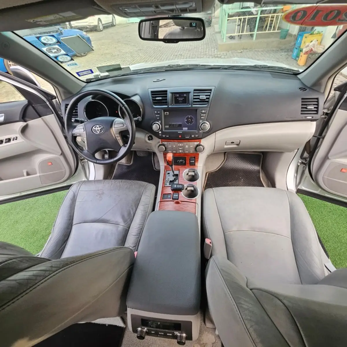 2010 Model Toyota Highlander - Image 2