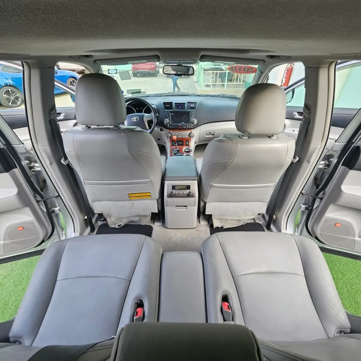 2010 Model Toyota Highlander - Image 3