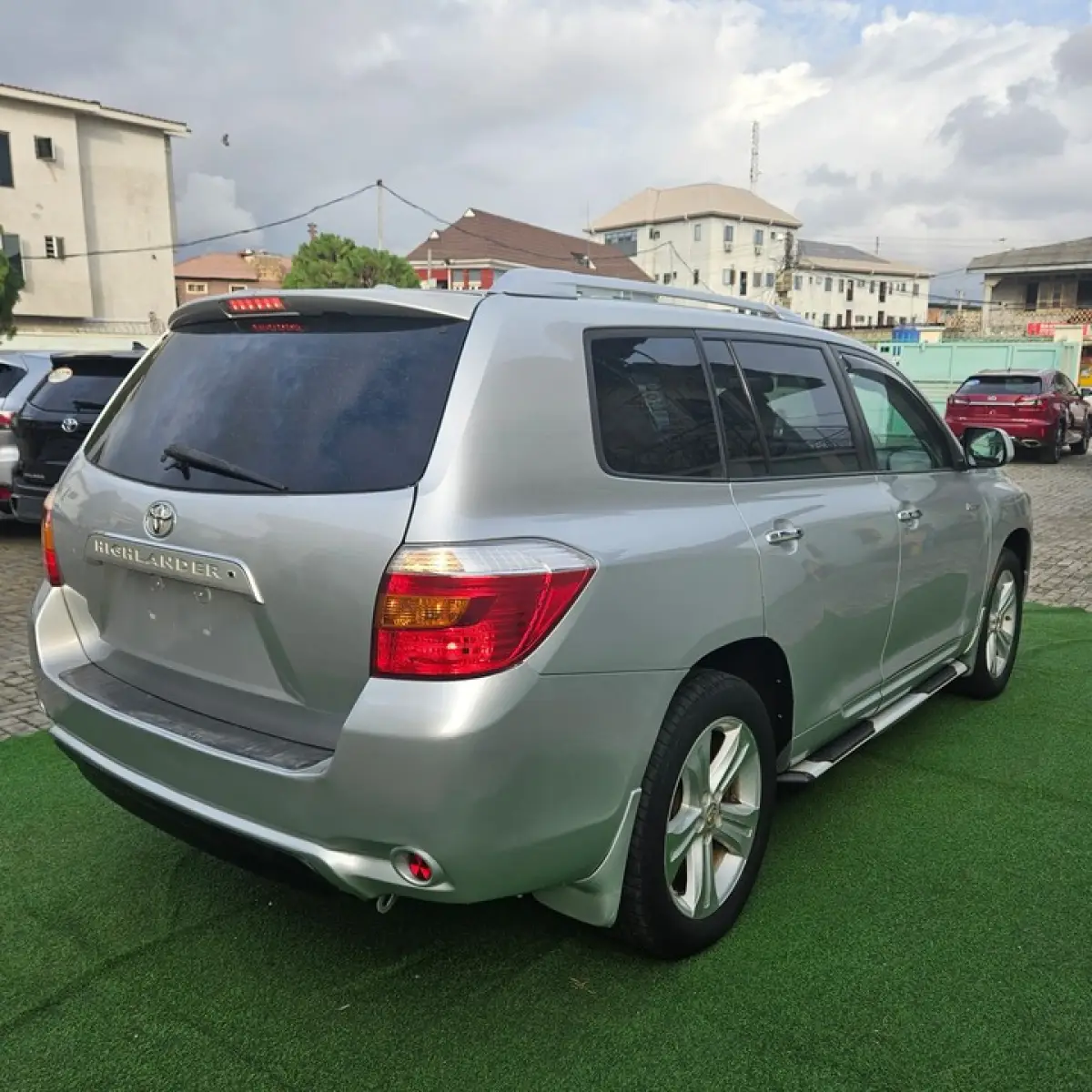 2010 Model Toyota Highlander - Image 4