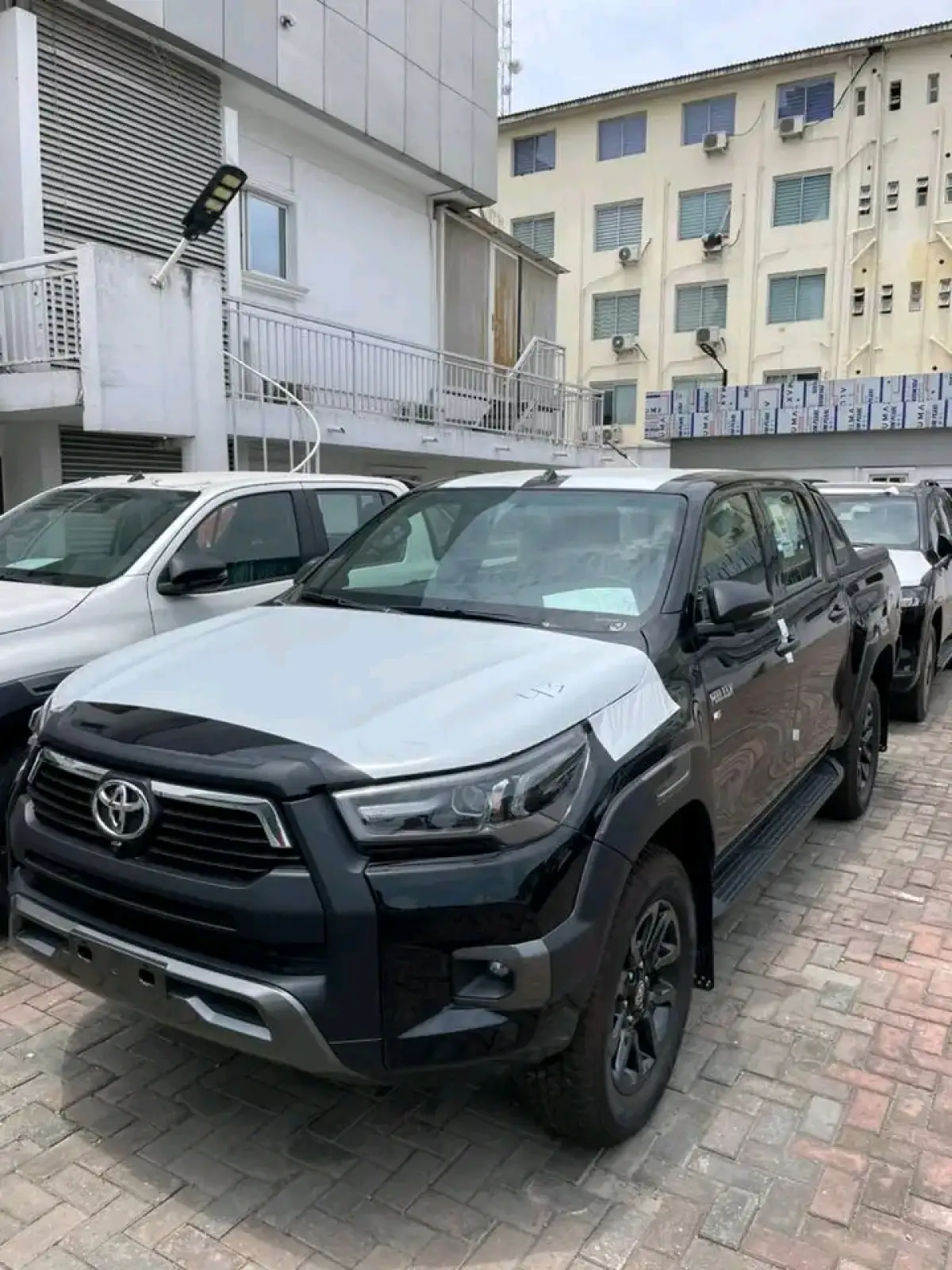Toyota Hilux - Image 2