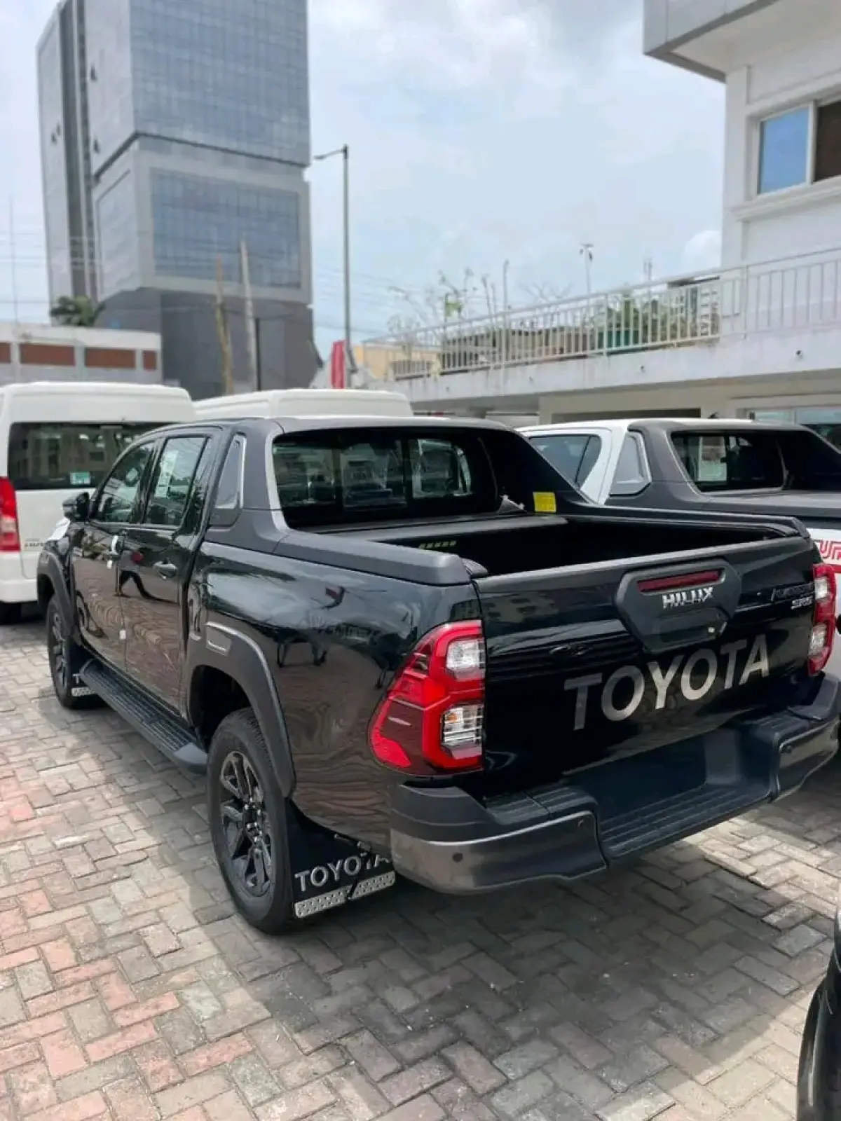 Toyota Hilux - Image 4
